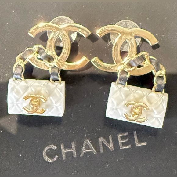 Chanel white signature flap bag dangling earrings. - Picture 6 of 10